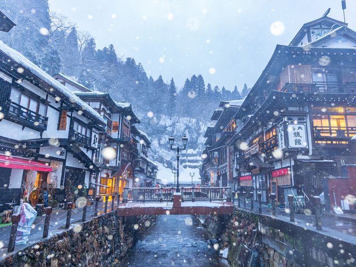 「じゃらんリサーチセンター」は、旅行サイト「じゃらんnet」会員1万2595人を対象に「全国あこがれ温泉地ランキング」に関する調査を実施しました。2位は大正ロマン漂う「銀山温泉」、では1位は？