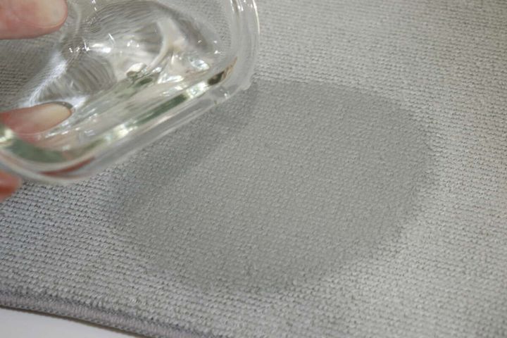 セリアの抗菌マイクロファイバー吸水マットに水をかける様子