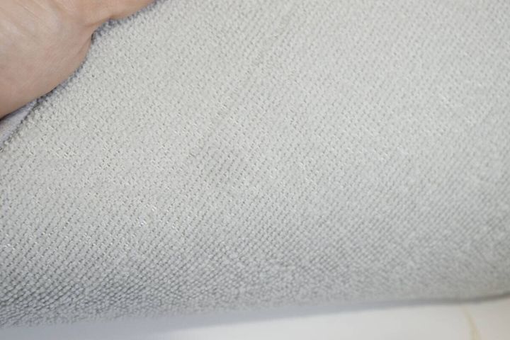 セリアの抗菌マイクロファイバー吸水マットは吸水力抜群で裏側に水がしみにくい