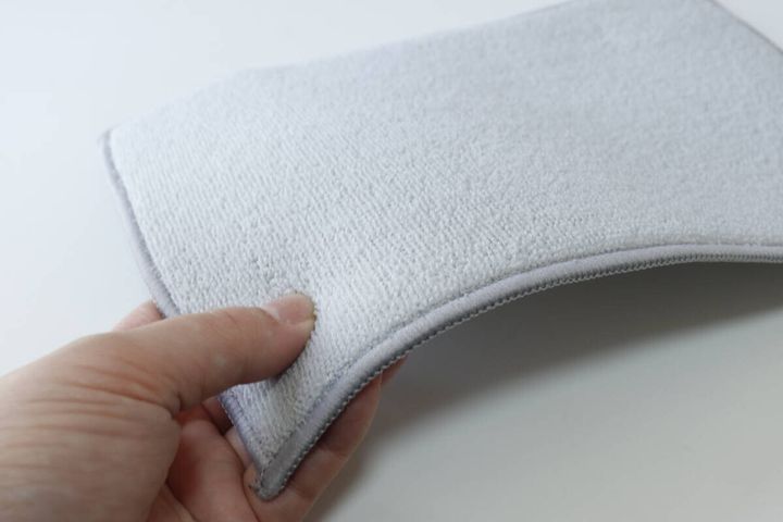 セリアの抗菌マイクロファイバー吸水マットはふかふかで厚みがある