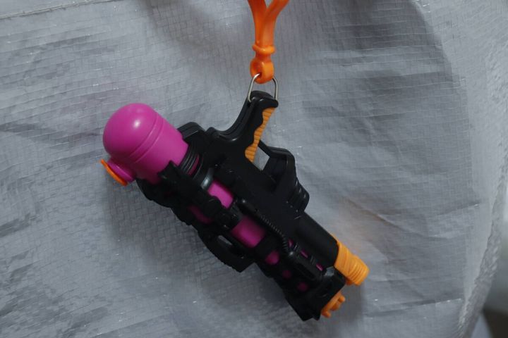 ダイソーのキーホルダー（ミニ水鉄砲）のビジュアル