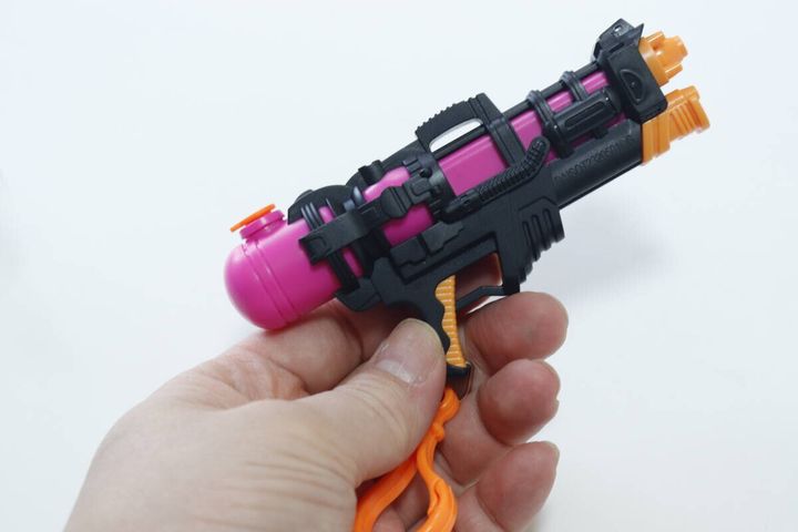 ダイソーのキーホルダー（ミニ水鉄砲）のビジュアル