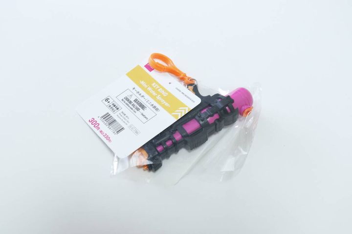 ダイソーのキーホルダー（ミニ水鉄砲）のパッケージ