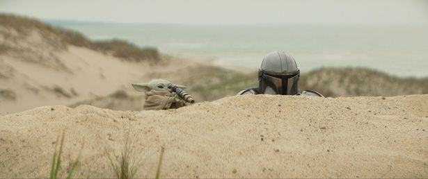 【写真を見る】大好きなディン・ジャリンの隣で小さな望遠鏡を覗く姿もキュート！(『スター・ウォーズ／マンダロリアン・アンド・グローグー』) [c]2026 Lucasfilm Ltd. & TM. All Rights Reserved.