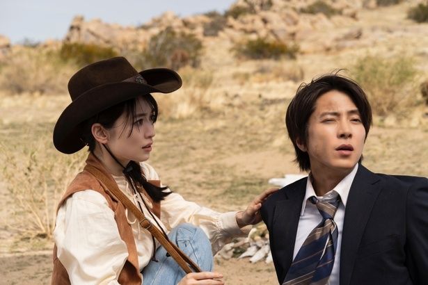 永瀬は正直さを武器に、得意先の銀行員、榎本との仲を深めていく [c]大谷アキラ・夏原武・水野光博／小学館 [c]2026 映画『正直不動産』製作委員会