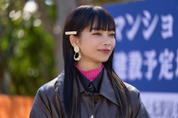 フランクで正直なスタイルのやり手社員、雪野 [c]大谷アキラ・夏原武・水野光博／小学館 [c]2026 映画『正直不動産』製作委員会