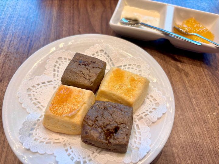 スコーンは2種。プレーンの他、もう1種は当日のお楽しみ（写真は2人分）