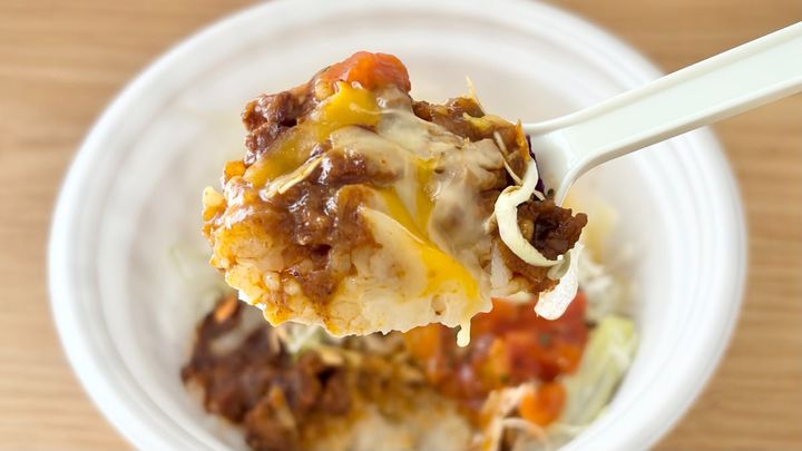 混ぜるほど、おいしさアップ！【松屋】の新作丼はピリ辛でシャキシャキ