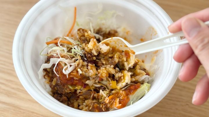 混ぜるほど、おいしさアップ！【松屋】の新作丼はピリ辛でシャキシャキ