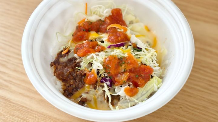 混ぜるほど、おいしさアップ！【松屋】の新作丼はピリ辛でシャキシャキ