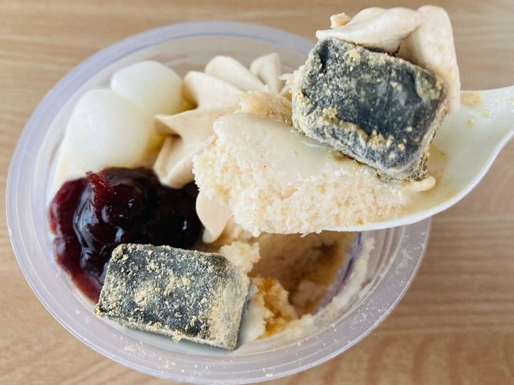 「今年も美味しかった！」「黒ゴマの風味が香ばしい！」【セブン】「黒ごまきなこわらび餅大好きな白くま」