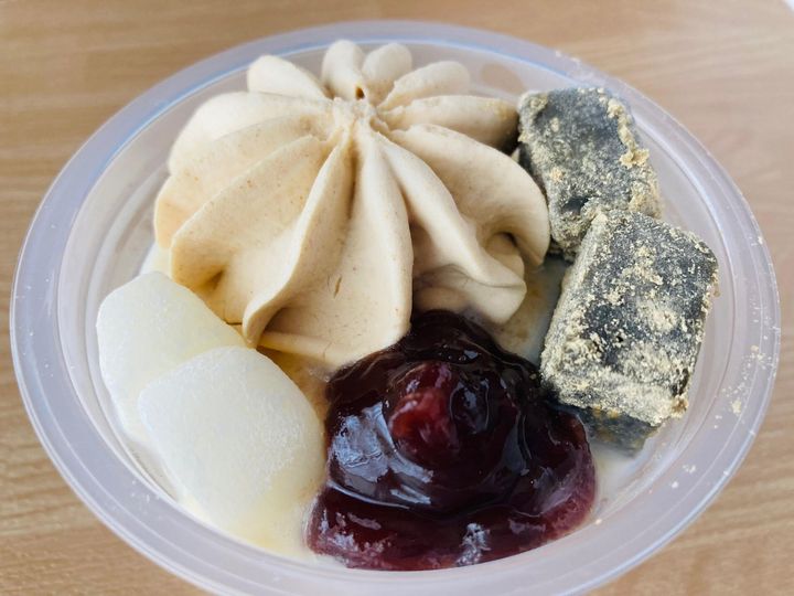 「今年も美味しかった！」「黒ゴマの風味が香ばしい！」【セブン】「黒ごまきなこわらび餅大好きな白くま」