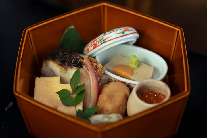  東京駅の駅舎を眺めながら、越前そばや懐石ランチを。「九頭龍蕎麦」で遠くて近い福井の味を楽しんで