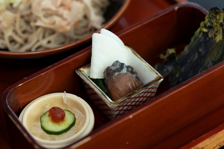  東京駅の駅舎を眺めながら、越前そばや懐石ランチを。「九頭龍蕎麦」で遠くて近い福井の味を楽しんで