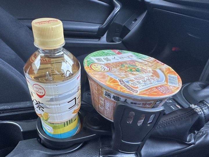 SNSでもバズり中のダイソー「2IN1車載ドリンクホルダー」を徹底解説。330円でホルダーを2つに増設でき、直径15cmまで広がるアームでカップ麺やスマホも固定できるなど、車内空間を劇的に変える「神アイテム」を紹介します。