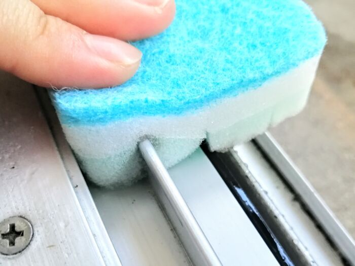 『スポンジ』を5mm間隔で切るだけ！専用グッズはもういらない！？お掃除で大活躍の裏ワザ3選