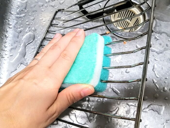 『スポンジ』を5mm間隔で切るだけ！専用グッズはもういらない！？お掃除で大活躍の裏ワザ3選