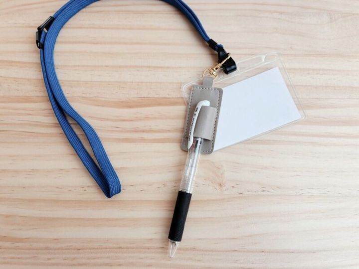 合皮 ペンホルダー 6.5×3cm フック付 ベージュ、ピンク 各100円（セリア）