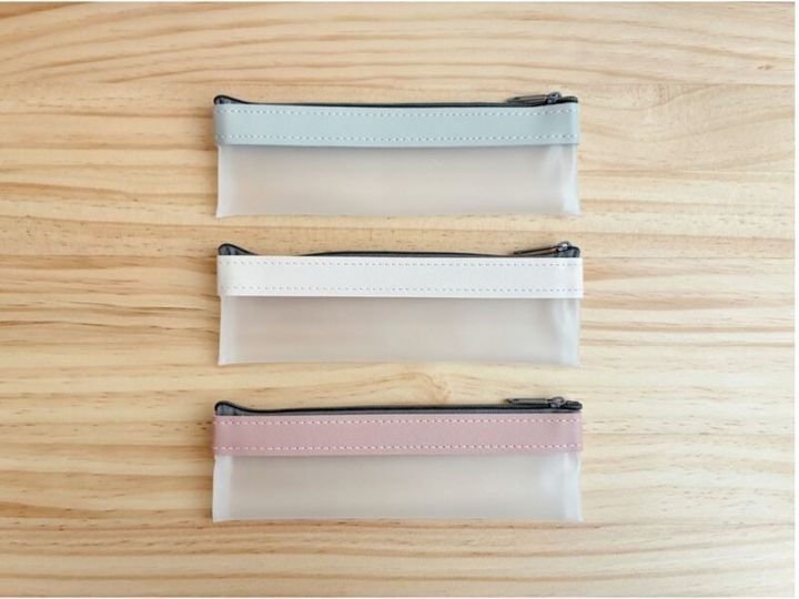 コンパクトペンケース 半透明 グレー、ホワイト、ピンク 各100円（セリア）