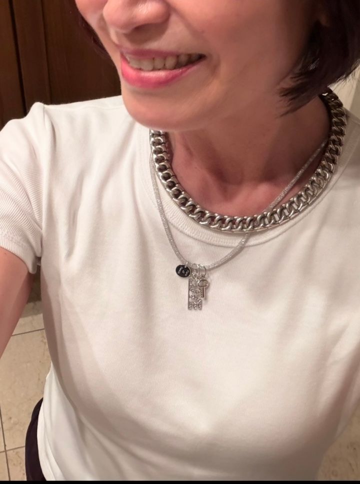 白Tにシルバーアクセサリーで大人っぽい遊びを効かせて