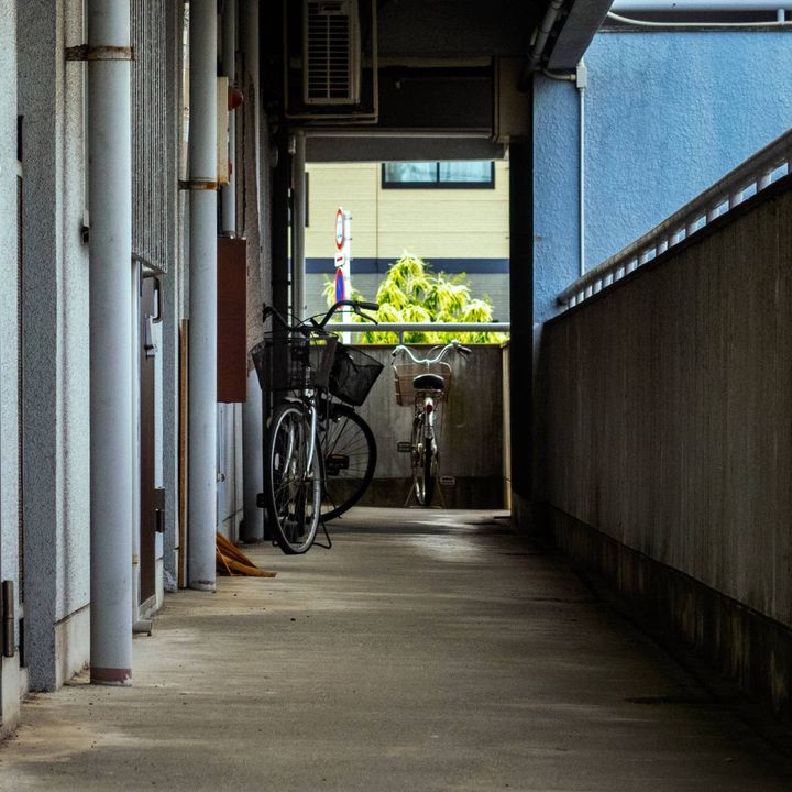 古いマンションの通路