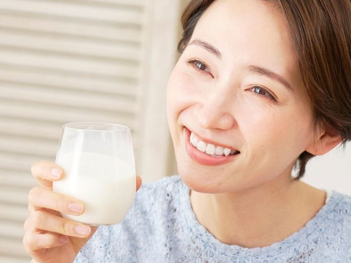 【医師が回答】「牛乳は体に悪い」「脳卒中リスクを高める」といった説がありますが、実際はどうなのでしょうか。牛乳は健康効果が高い飲み物ですが、選び方によってはリスクを高める可能性も示唆されています。分かりやすく解説します。（※画像：Shutterstock.com）