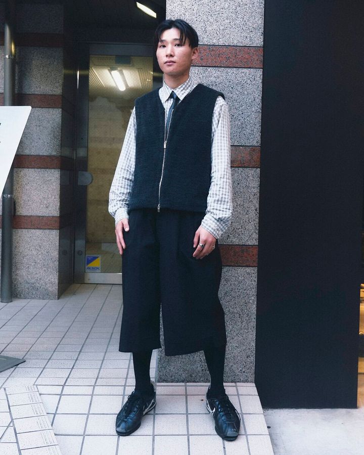 【20代スナップ＠渋谷】ネクタイ、ベスト、パンツの色をモノトーンでまとめて
