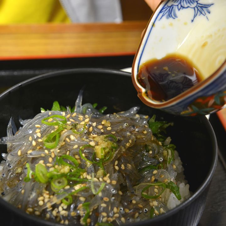 和歌山県・湯浅町 醤油発祥の地の一期一会グルメ 生しらす丼！