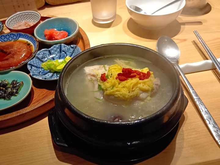 こちらが、グツグツッ…湯気までごちそうっ、 熱々のおひとりさま参鶏湯！