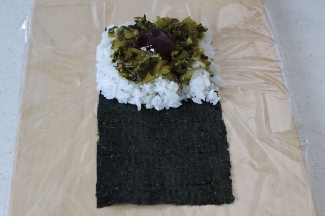 ご飯と具材をのせた海苔
