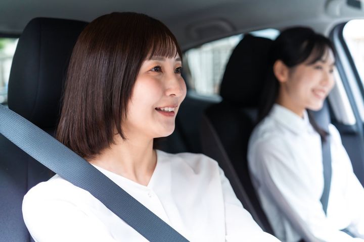 友人や知人を車で送迎した際にガソリン代や謝礼金をもらうのは違法？（画像はイメージ）