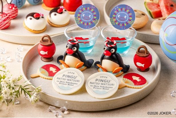 ねじり鉢巻きをした「PINGU(TM) NATSU-MATSURI ムース」と、ブルーハワイゼリーに金魚寒天を泳がせた「金魚すくいゼリー」