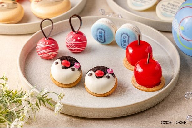 左から「ベリーベリーヨーヨー」、お花の飾りでおめかしした「ピンガムース」、「シンヨコハマカロン」、そしてりんご飴風ムース