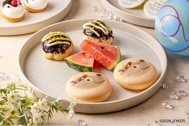 チョコレートでたこ焼きソースを、カスタードクリームでマヨネーズを再現した「スコーン たこ焼きスタイル」。手前はロビが遊ぶボールをイメージした白玉入りの「ロビもなか」