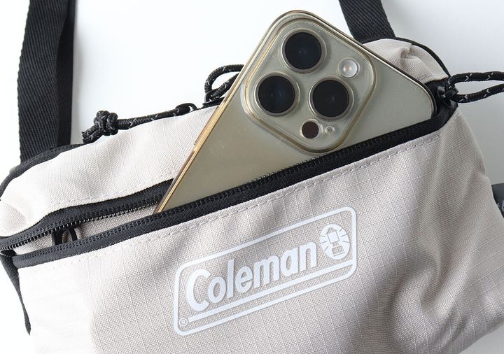 Colemanミニショルダーのフロントジッパーポケットにカメラレンズ3つのiPhoneを斜めに収納した拡大写真