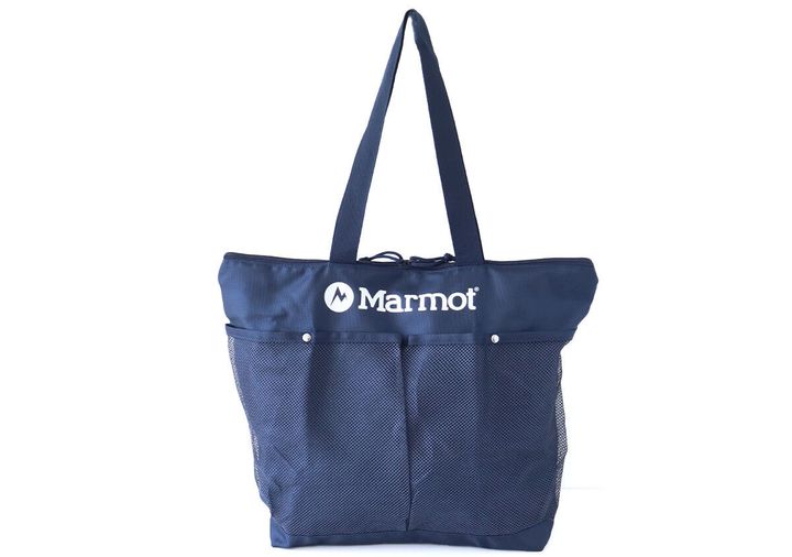 ネイビーのMarmot BIGトートバッグ正面写真。フロントに大きなメッシュポケット2つと白いMarmotロゴ