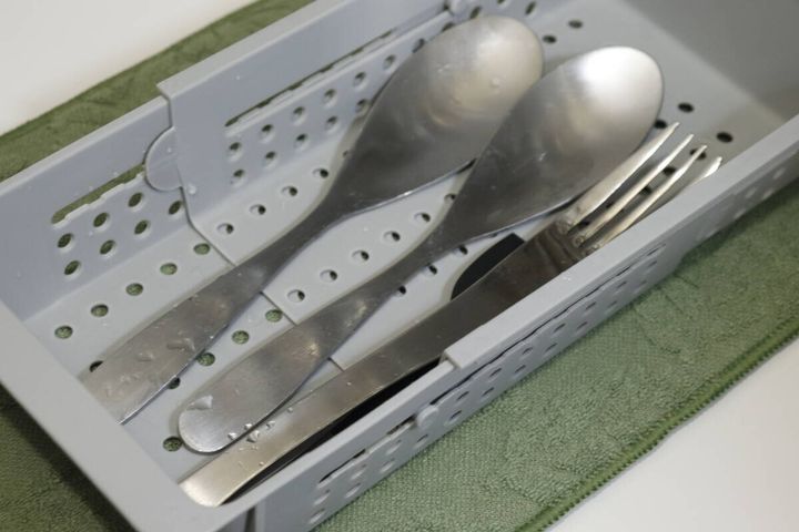 セリアの伸縮式ザルストレーナーはカトラリーの水切りに便利