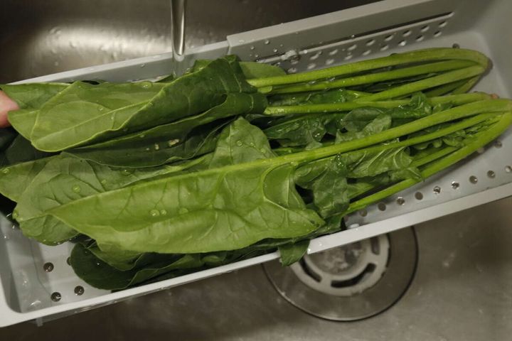 セリアの伸縮式ザルストレーナーで野菜の水切りをする様子