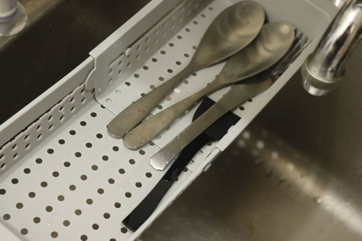 セリアの伸縮式ザルストレーナーは菜箸などの長物が入るサイズ感