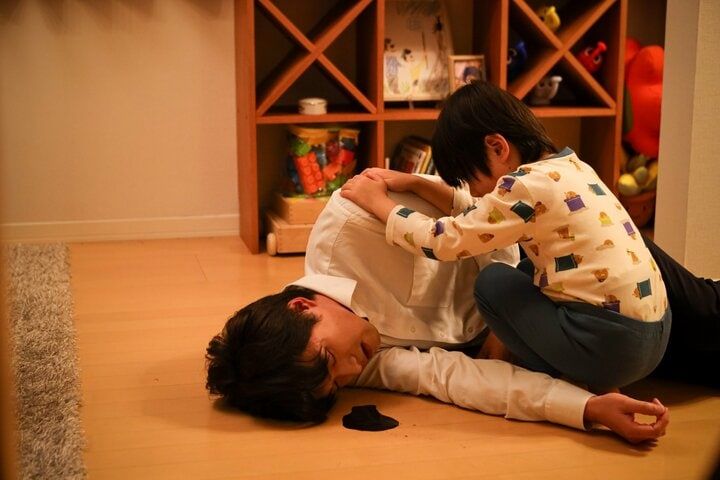 【写真・画像】「お金ぇ、お金がないとダメなの…！」 死亡保険金総取りをたくらむ不倫妻がサレ夫の“反撃”に発狂 桜井日奈子の怪演が「怖すぎ」「覚醒してる」 『余命3ヶ月のサレ夫』第4話 2枚目
