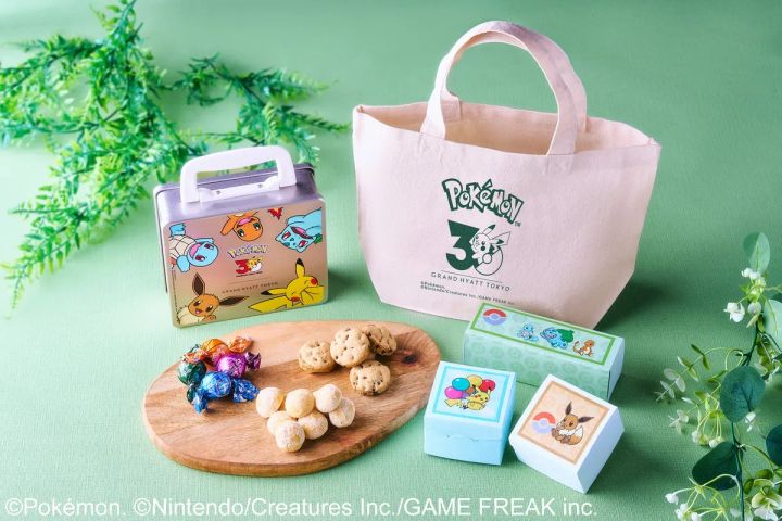 ピカチュウ柄の黄色いバンズのバーガーとフライドポテト、ピカチュウ飾り付きタピオカドリンク、ミニグラスのプリンを木製ボードに並べたOAK DOOR限定コラボランチセット