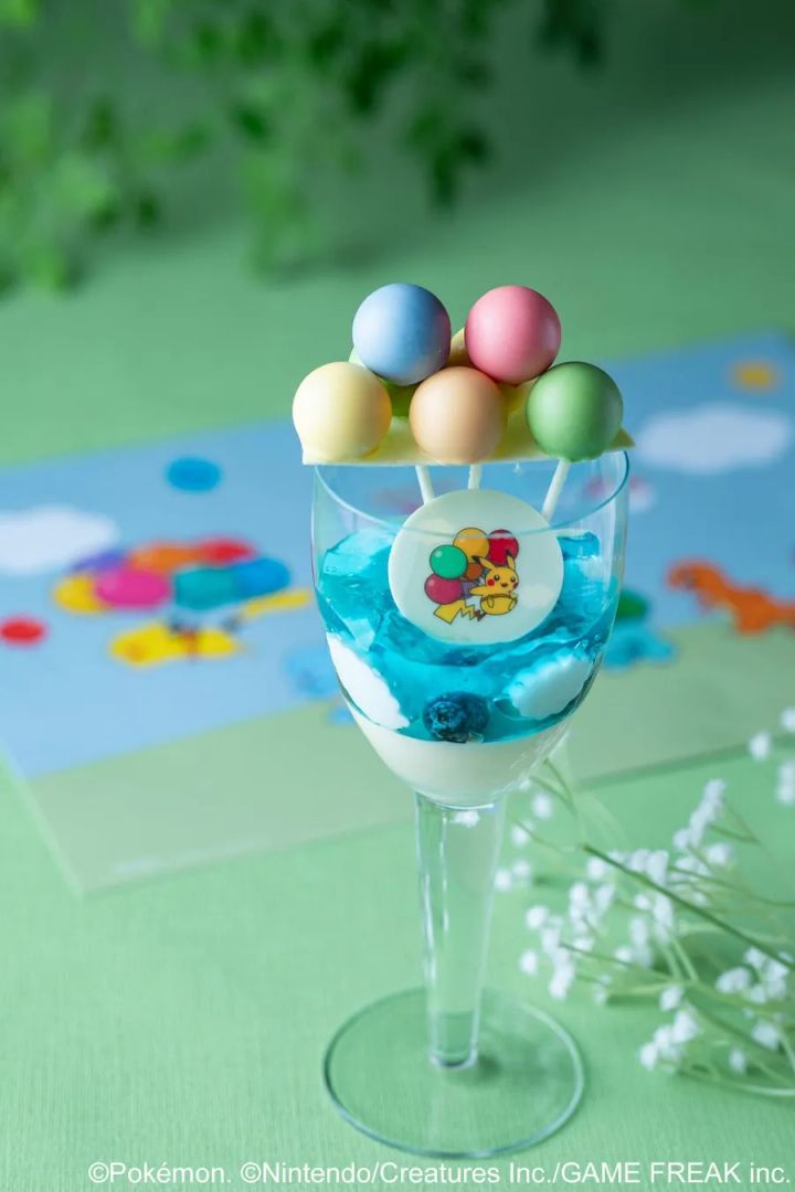 グランド ハイアット 東京×ポケモン30周年コラボのオリジナルチョコレート5本入りボックス（蓋にピカチュウ・ヒトカゲ・フシギダネ・ゼニガメ・イーブイのイラスト）と、ピカチュウロゴ入りキャンバストートバッグのセット商品写真