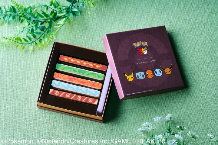 ポケモン30周年ロゴプレートとピカチュウシルエット型チョコを飾った黄色いモンブランケーキ、側面にチョコレートパーツを並べた単品スイーツ商品