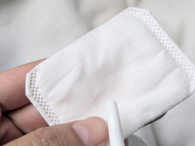 コットンにMEMアクアバランスクレンジングウォーターを含ませた様子
