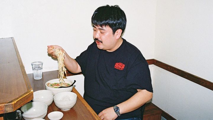 らーめんを食べる空気階段・鈴木もぐら