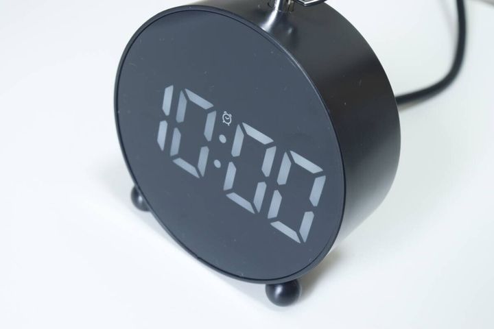 ダイソーのLEDデジタル時計のアラーム表示