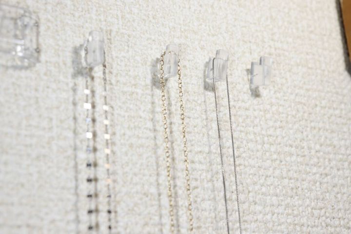 ダイソーの透明で目立ちにくいピンフックをアクセサリーの見せる収納に活用