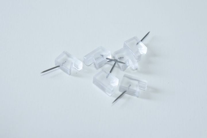 ダイソーの透明で目立ちにくいピンフックは6個入り