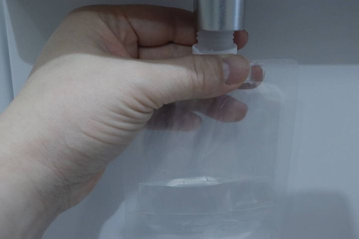 セリアの透明スパウトパウチ 3枚入り 150mLに飲み物を入れる