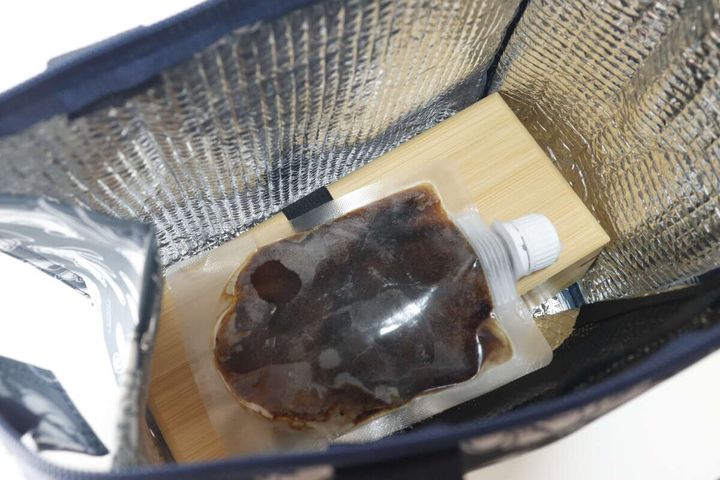 セリアの透明スパウトパウチ 3枚入り 150mLをランチバッグに入れる